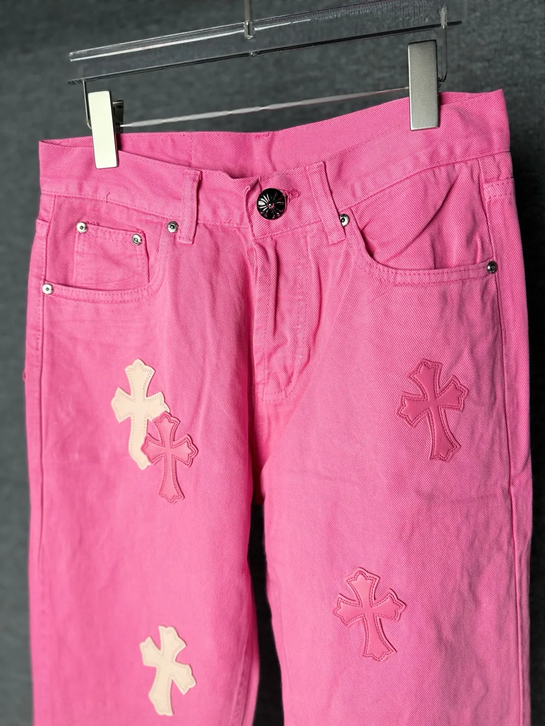 P270 💰 (Top version) CHROME HEARTS 25ss dopamine light pink cross leather washed jeans - Full of exploring the ultimate in fashion, Chrome Hearts' new Chrome Hearts pants not only present a unique style, the fresh ice blue looks particularly youthful and energetic. The mid-high waist design is paired with a lazy and casual style, which not only shows long legs but also maintains a casual feel. It is a must-have fashion choice for trendy men and trendy women. Color: Dopamine powder Size: 28-30-32-34 (corresponds to S-M-L-XL)